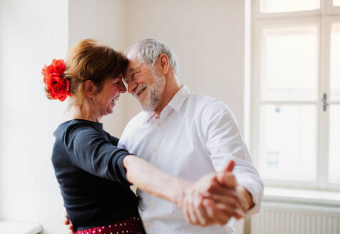Verliebtes, glückliches Seniorenpaar beim Tanzkurs im Gemeindezentrum. - HPIF25734