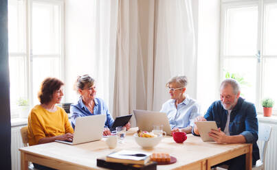 Group of senior people using laptops and tablets in community center club, technology in everyday life concept. - HPIF25787