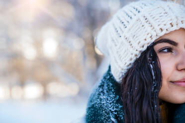 Ein Mittelteil einer jungen Frau, die im Freien in einem verschneiten Winterwald steht, Raum kopieren. - HPIF25836