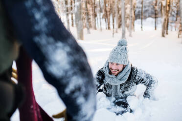 Zwei junge Freunde, die sich im Winter im Schnee vergnügen, Mitte. - HPIF25841