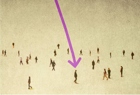 Illustration eines Pfeils, der auf eine Person in einer Menschenmenge zeigt - GWAF00186