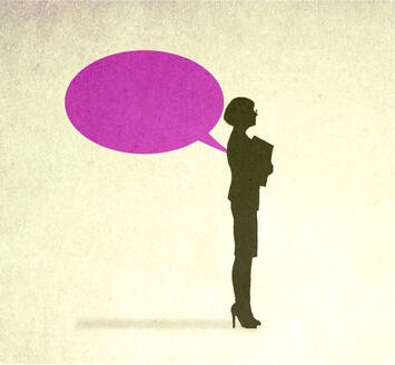 Illustration einer Sprechblase hinter der Silhouette einer Geschäftsfrau - GWAF00196