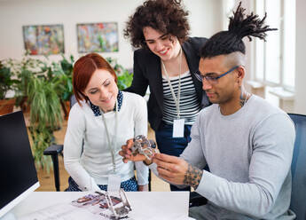 Eine Gruppe junger Geschäftsleute, die in einem Büro arbeiten, Start-up-Konzept. - HPIF26139