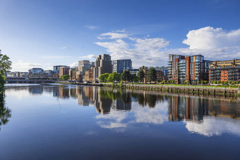 UK, Schottland, Glasgow, Gebäude, die sich im Fluss Clyde spiegeln - ABOF00887