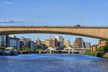 UK, Schottland, Glasgow, Kingston-Brücke über den Fluss Clyde - ABOF00888