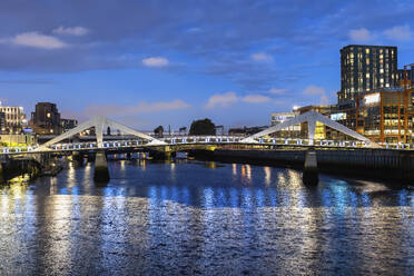 Großbritannien, Schottland, Glasgow, Tradeston Bridge über den Clyde in der Abenddämmerung - ABOF00890