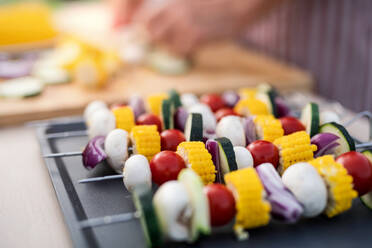 Gemüse auf Spießen auf einem Tablett im Freien zum Grillen auf dem Gartengrill vorbereitet. - HPIF26430