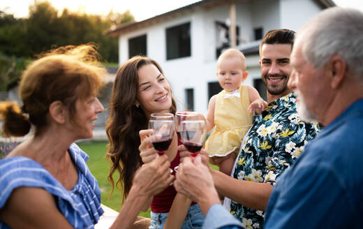 Porträt von Menschen mit Wein im Freien auf Familie Garten Grill, trinken Wein. - HPIF26448