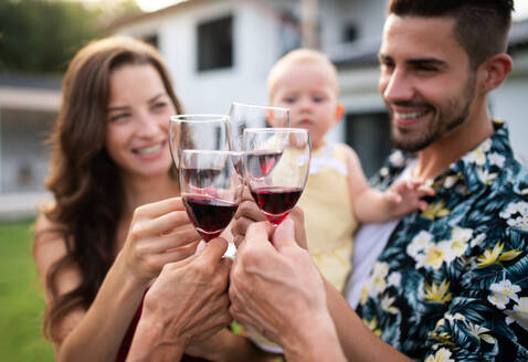 Porträt von Menschen mit Wein im Freien auf Familie Garten Grill, trinken Wein. - HPIF26449