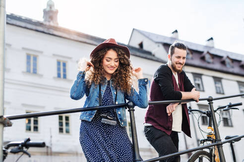 Junges Touristenpaar reist mit Motorrollern in einer kleinen Stadt, Sightseeing. - HPIF26591