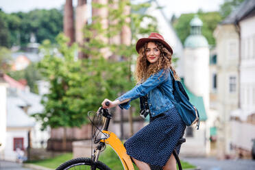 Schöne junge Frau Tourist Reisende mit Elektro-Roller in kleinen Stadt, Sightseeing. - HPIF26610