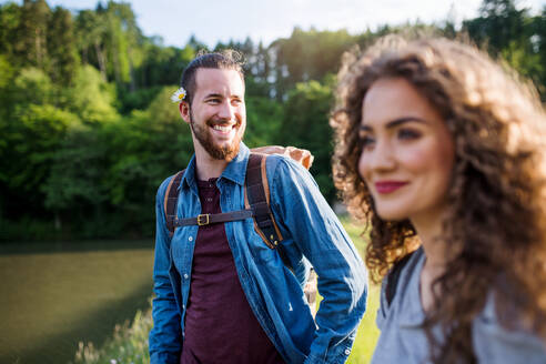 Junges Touristenpaar auf einem Spaziergang am See in der Natur, Wandern. - HPIF26640