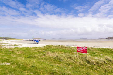 UK, Schottland, Flugzeug am Strand von Traigh Mhor - SMAF02576