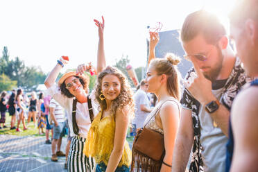 Eine Gruppe von fröhlichen jungen Freunden tanzt auf einem Sommerfest. - HPIF26810