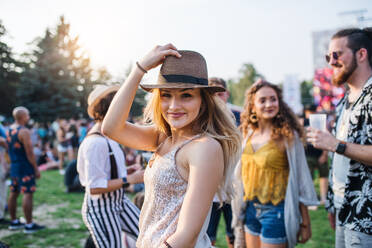 Eine Gruppe fröhlicher junger Freunde auf einem Sommerfest, die in die Kamera schauen. - HPIF26821