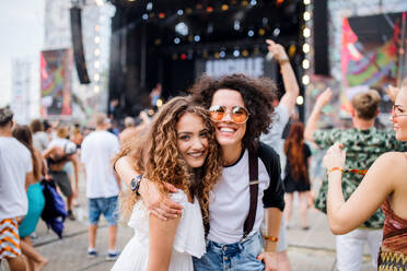 Junge Freundinnen auf einem Sommerfest, die für ein Foto posieren, Kopierraum. - HPIF26923