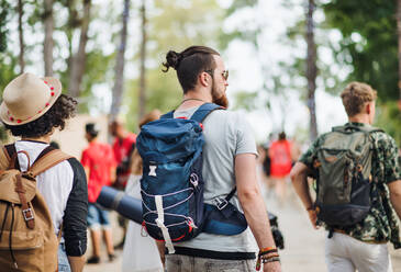 Rückansicht einer Gruppe junger Freunde bei einem Sommerfest oder Campingurlaub, beim Wandern. - HPIF26931