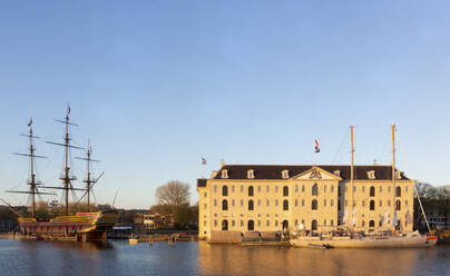 Niederlande, Nordholland, Amsterdam, Segelschiffe vor Het Scheepvaartmuseum - FCF02132