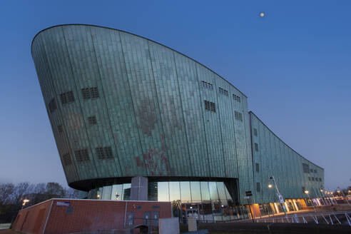 Niederlande, Nordholland, Amsterdam, NEMO Science Museum in der Abenddämmerung - FCF02134