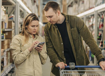 Young couple shopping at supermarket - VSNF00937