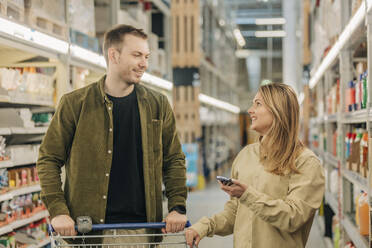 Junges Paar beim Einkaufen im Supermarkt - VSNF00939