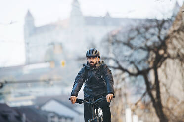 Männlicher Hipster-Kurier mit Fahrrad auf einer Straße in der Stadt, der Pakete ausliefert, Kopierraum. - HPIF27776