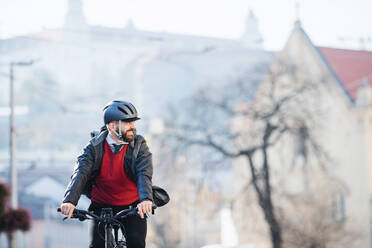 Hipster Geschäftsmann Pendler mit Fahrrad auf dem Weg zur Arbeit in der Stadt. - HPIF27777