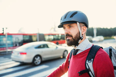 Hipster Geschäftsmann Pendler mit Fahrrad auf dem Weg zur Arbeit in der Stadt. - HPIF27791