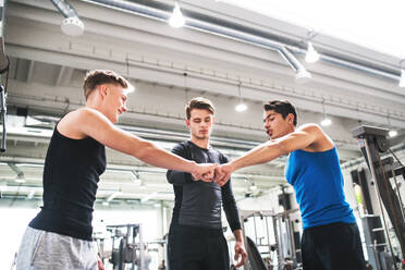 Junger Mann Freunde stehen und sprechen in modernen Crossfit-Fitnessstudio, machen Faust bump. - HPIF27955