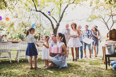 Familienfeier im Hinterhof, große Gartenparty, Geburtstagsfeier. - HPIF28033