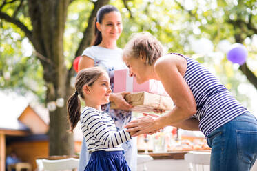 Familienfeier im Hinterhof, große Gartenparty, Geburtstagsfeier. - HPIF28038