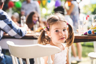 Familienfeier im Hinterhof, große Gartenparty, Porträt eines kleinen Mädchens. - HPIF28085