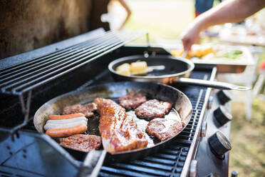 Fleisch und Würstchen auf dem Grill, Familienfest im Garten, großes Gartenfest. - HPIF28109