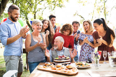Familienfeier im Hinterhof, große Gartenparty, Geburtstagsfeier eines älteren Mannes. - HPIF28206
