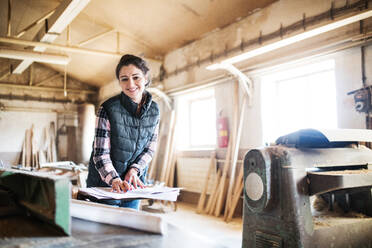 Porträt einer jungen Arbeiterin in der Schreinerei. - HPIF28505