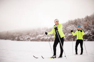 Aktives Seniorenpaar beim Skilanglauf, Winterzeit. - HPIF28805
