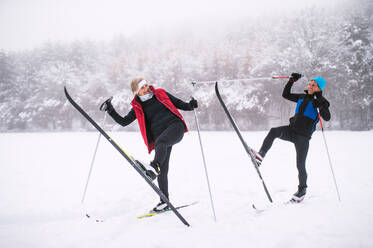 Aktives Seniorenpaar beim Skilanglauf, Winterzeit. - HPIF28814