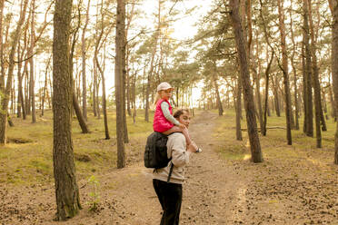 Vater und Tochter wandern im Wald - VIVF00946