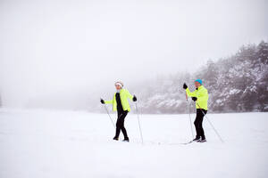 Aktives Seniorenpaar beim Skilanglauf, Winterzeit. - HPIF29051