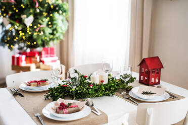 Ein gedeckter Tisch für ein Abendessen für vier Personen zu Hause zur Weihnachtszeit. - HPIF29287