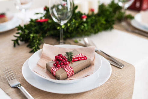 Nahaufnahme eines gedeckten Tisches für ein Weihnachtsessen zu Hause. - HPIF29288