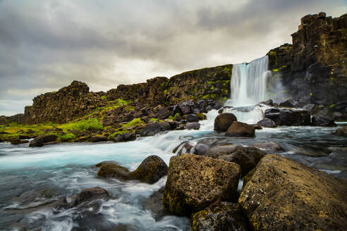 Ein Wasserfall in einer wunderschönen Landschaft in Island, Europa. - HPIF29597