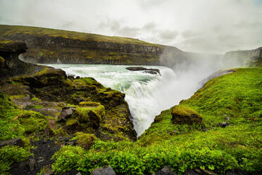 Ein Wasserfall in einer wunderschönen Landschaft in Island, Europa. - HPIF29599