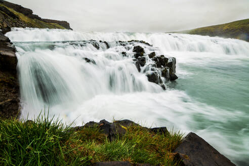 Ein Wasserfall in einer wunderschönen Landschaft in Island, Europa. - HPIF29600