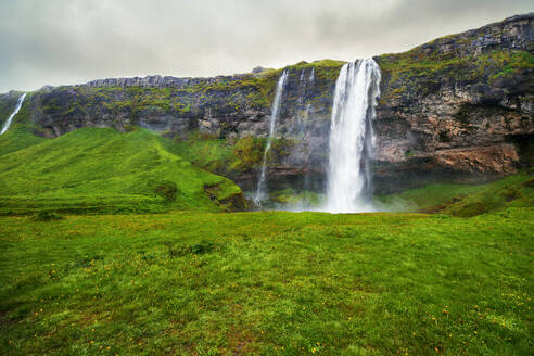 Ein Wasserfall in einer wunderschönen Landschaft in Island, Europa. - HPIF29602