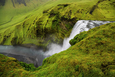 Ein Wasserfall in einer wunderschönen Landschaft in Island, Europa, Ansicht von oben. - HPIF29603