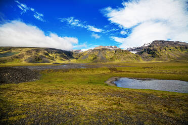 Eine schöne isländische Landschaft im Sommer mit Hügeln im Hintergrund. - HPIF29605