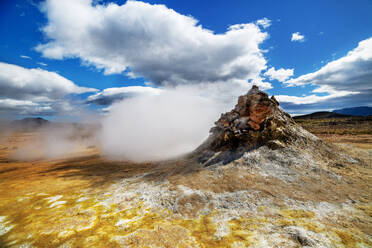 Vulkanischer Dampfschlot in einer schönen isländischen Landschaft, Europa. - HPIF29611