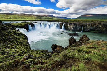Wasserfälle in einer wunderschönen Landschaft in Island, Europa. - HPIF29612