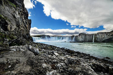 Ein Wasserfall in einer wunderschönen felsigen Landschaft in Island, Europa. - HPIF29613